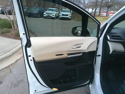 Used 2024 Toyota Sienna XLE image 17