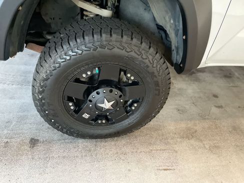 Used 2019 Toyota Tacoma TRD Sport w/ Technology Package AWD/4WD image 10