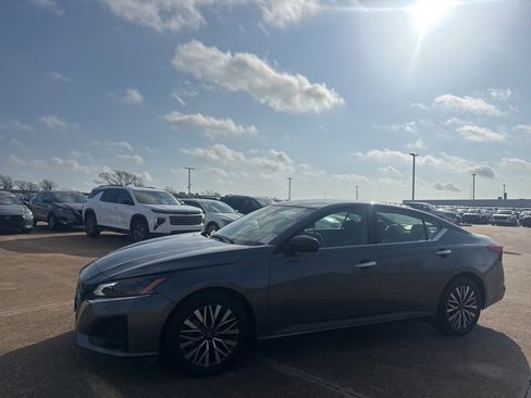 Certified 2025 Nissan Altima 2.5 SV image 10