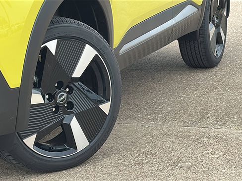 New 2025 Nissan Kicks SR w/ Illumination Package image 3