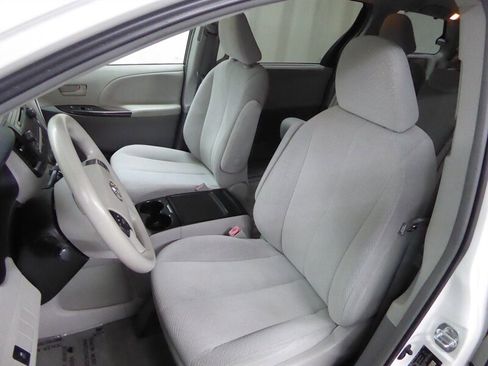 Used 2014 Toyota Sienna LE image 17