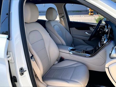 Used 2021 Mercedes-Benz GLC 300 4MATIC w/ Premium Package image 9