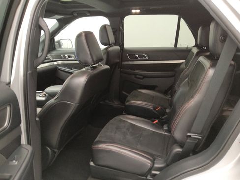 Used 2019 Ford Explorer XLT w/ Equipment Group 202A AWD/4WD image 18