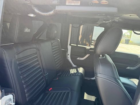 Used 2016 Jeep Wrangler Unlimited Rubicon w/ Connectivity Group AWD/4WD image 12