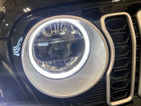 Used 2025 Jeep Wrangler Sahara image 28