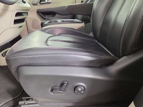 Used 2023 Chrysler Pacifica Touring-L FWD image 31