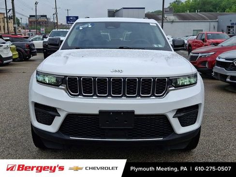 Used 2023 Jeep Grand Cherokee Laredo AWD/4WD image 3