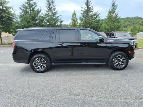 Certified 2023 Chevrolet Suburban Z71 w/ Luxury Package AWD/4WD image 4