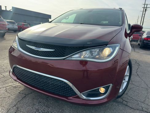 Used 2018 Chrysler Pacifica Touring-L Plus w/ Tire & Wheel Group image 2