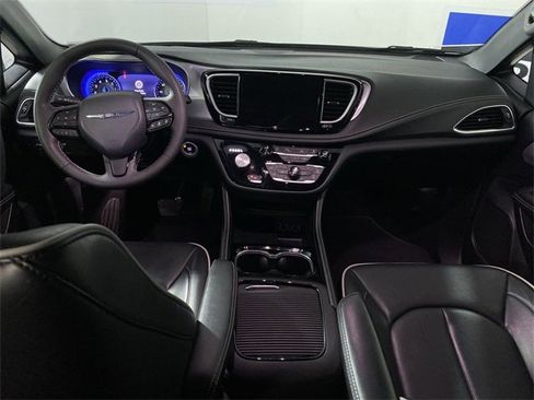 Used 2025 Chrysler Pacifica Limited image 26