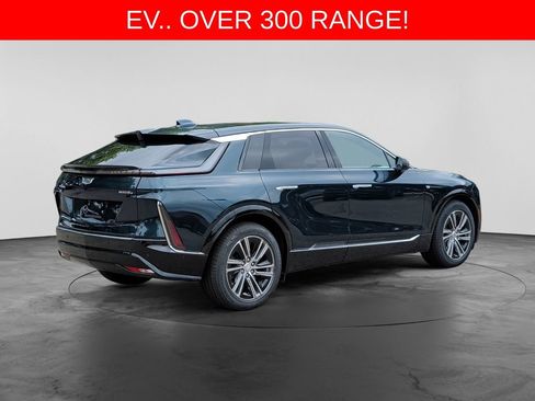 Used 2024 Cadillac Lyriq Luxury AWD/4WD image 7
