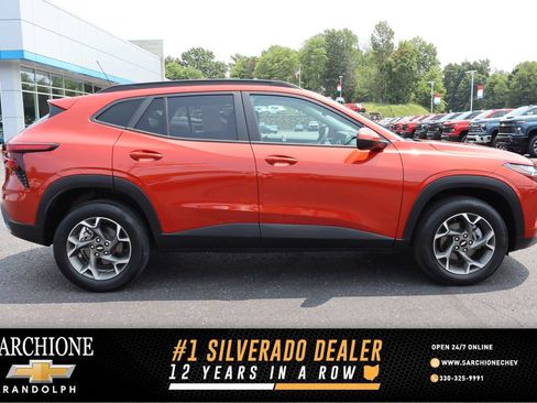 Used 2024 Chevrolet Trax LT FWD image 1