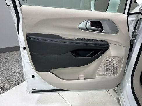 Used 2017 Chrysler Pacifica Touring Plus FWD image 11