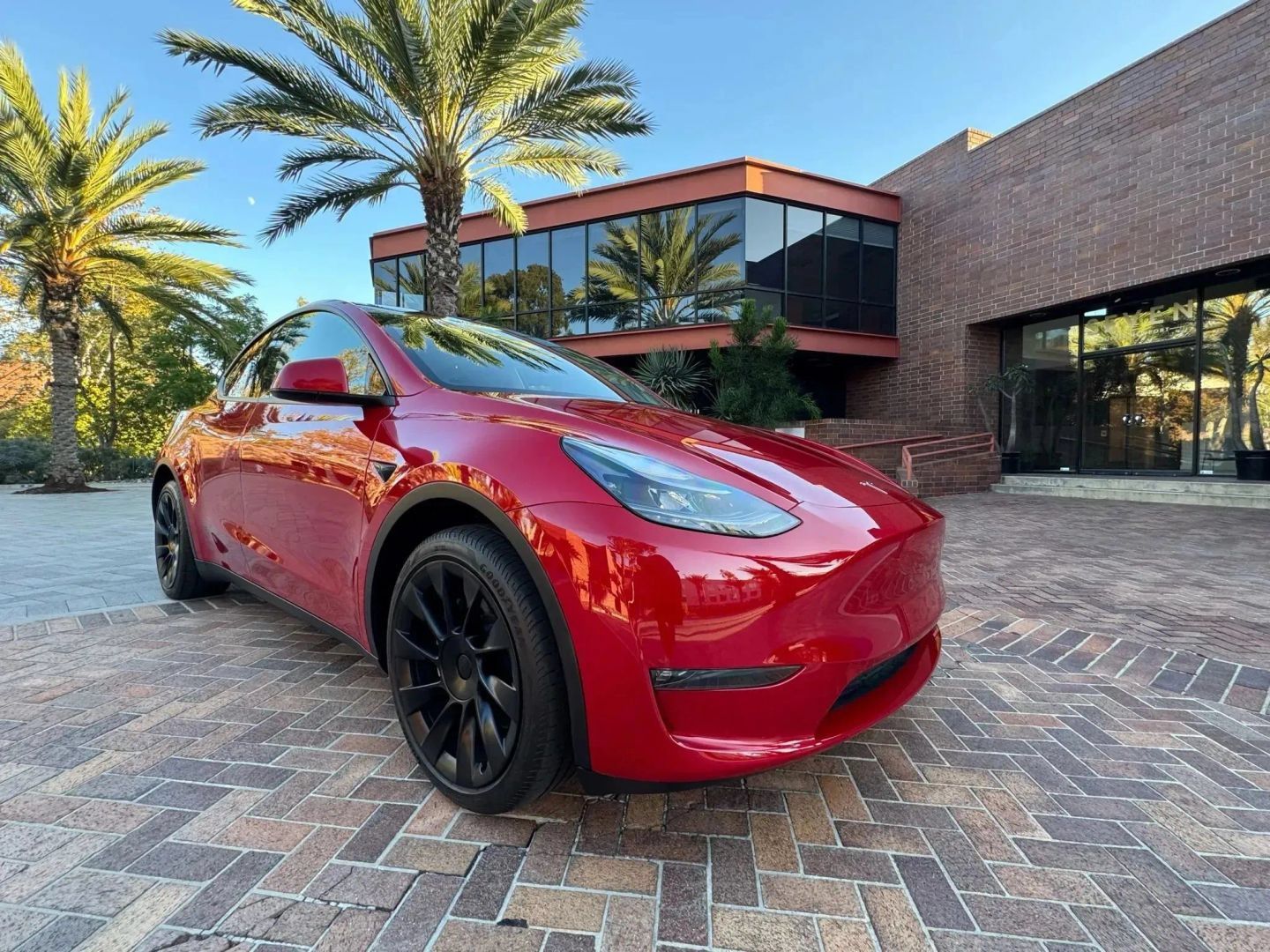 Used 2022 Tesla Model Y Long Range AWD/4WD image 3
