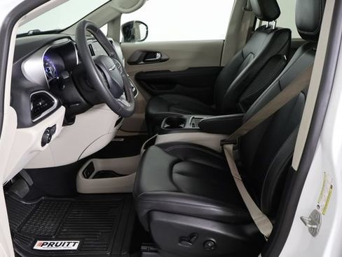 Used 2024 Chrysler Pacifica Touring-L FWD image 21