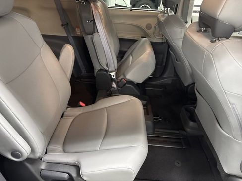 Certified 2022 Toyota Sienna XLE image 12