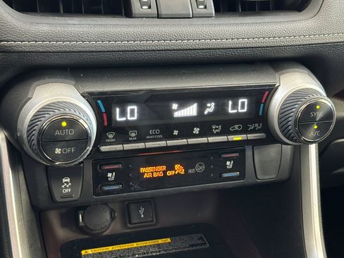 Used 2020 Toyota RAV4 Limited FWD image 28