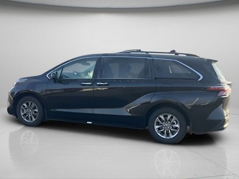 Used 2025 Toyota Sienna XLE image 8