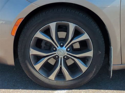 Used 2018 Chrysler Pacifica Limited w/ Tire & Wheel Group image 10