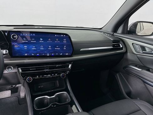 Used 2025 Chevrolet Traverse LT w/ Driver Confidence Package image 20