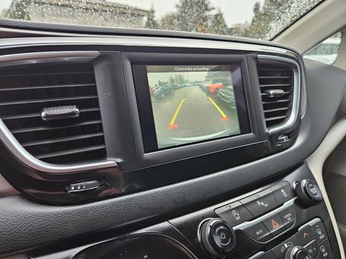 Used 2020 Chrysler Pacifica Touring image 10