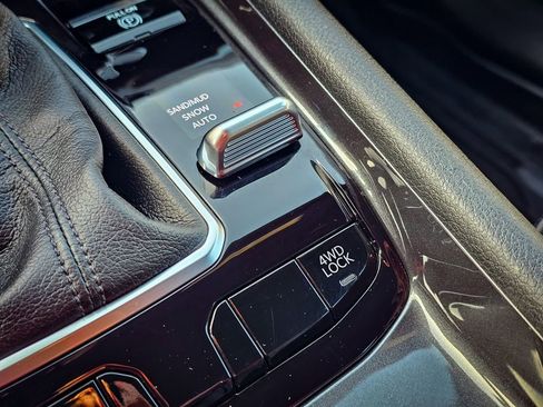 Certified 2024 Jeep Compass Latitude image 25