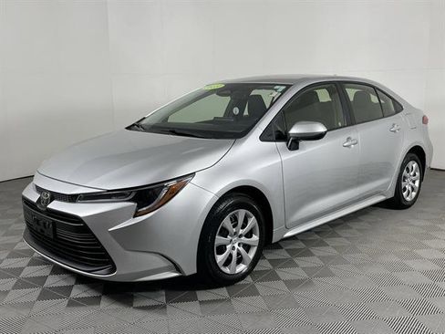 Used 2023 Toyota Corolla LE image 3