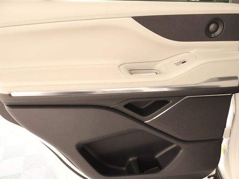 New 2026 Lincoln Navigator Premiere AWD/4WD image 18