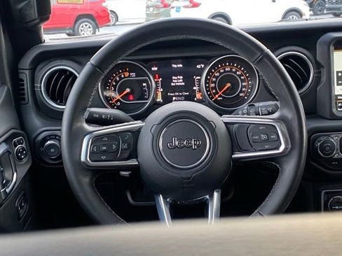 Used 2018 Jeep Wrangler Unlimited Sahara image 12