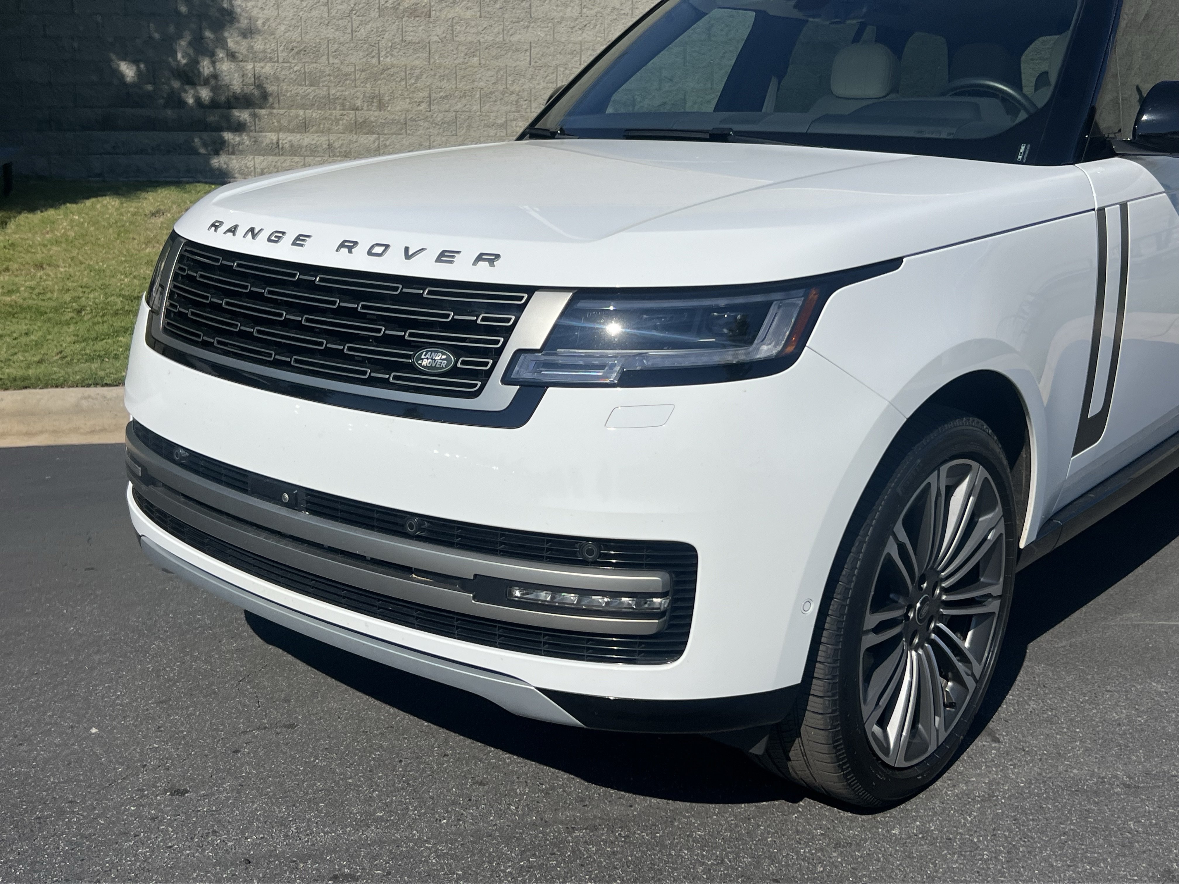 Used 2025 Land Rover Range Rover SE AWD/4WD image 11