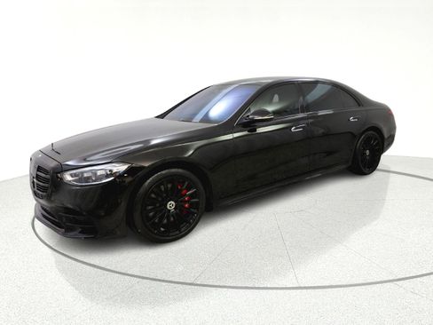 Used 2022 Mercedes-Benz S 500 4MATIC w/ AMG Line Package image 3