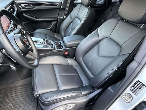 Certified 2025 Porsche Macan AWD/4WD image 11