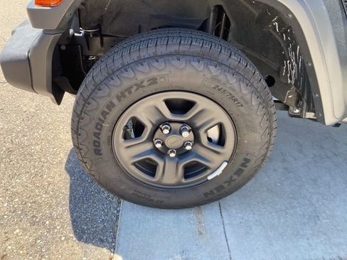 Used 2026 Jeep Wrangler Sport AWD/4WD image 10