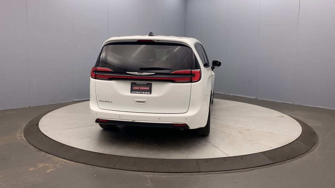 Used 2023 Chrysler Pacifica Touring-L FWD image 4