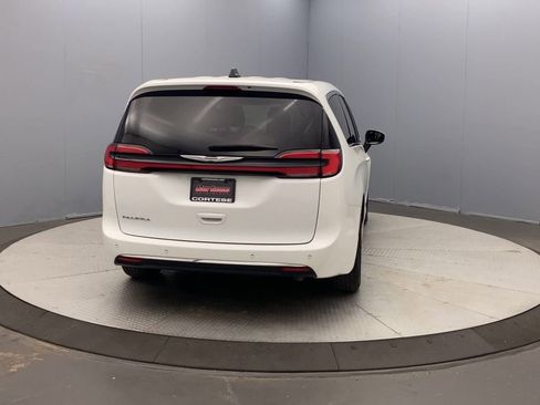 Used 2023 Chrysler Pacifica Touring-L FWD image 4