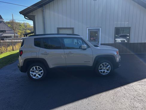Used 2015 Jeep Renegade Latitude w/ Cold Weather Group II image 4