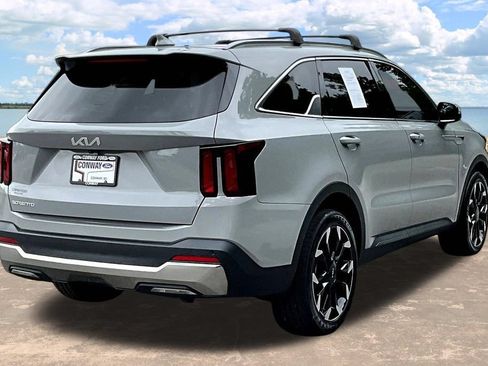 Used 2025 Kia Sorento EX w/ Panoramic Sunroof Package FWD image 8