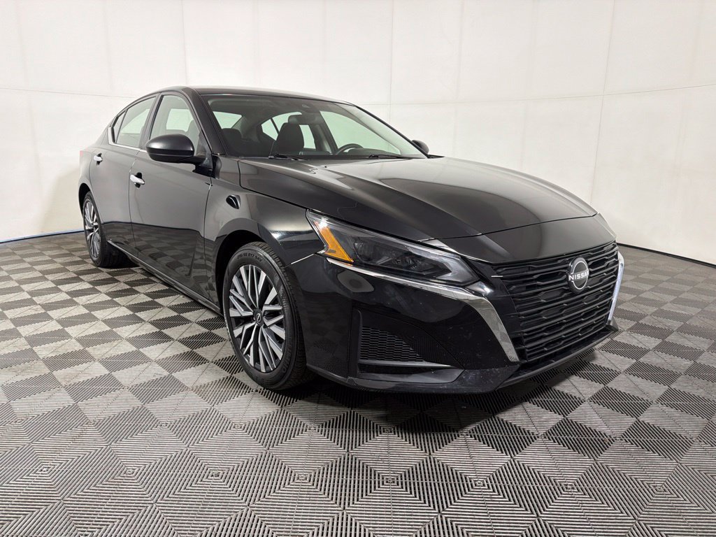 Used 2024 Nissan Altima 2.5 SV FWD image 2