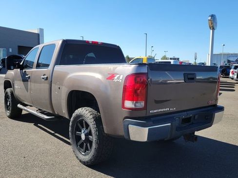 Used 2007 GMC Sierra 2500 SLE w/ Z71 Off-Road Package AWD/4WD image 3