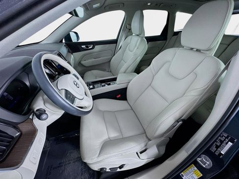 Used 2022 Volvo XC60 B5 Momentum w/ Climate Package image 12