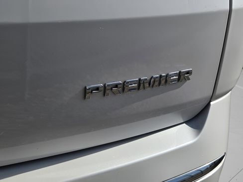 Used 2023 Chevrolet Traverse Premier image 19