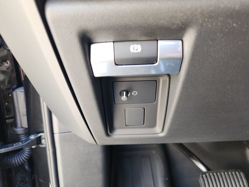 New 2026 Land Rover Defender 110 X-Dynamic SE AWD/4WD image 22