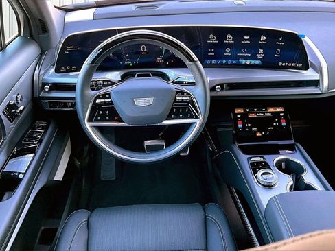 Used 2026 Cadillac Vistiq Sport image 2