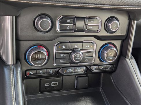 Used 2024 Chevrolet Suburban Premier image 29