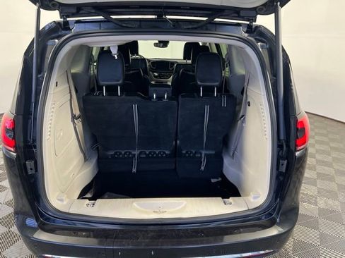 Certified 2023 Chrysler Pacifica Touring-L FWD image 12