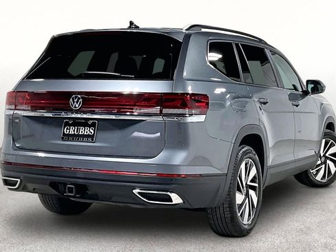 Used 2025 Volkswagen Atlas SE image 2