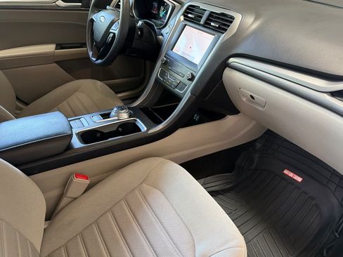 Used 2020 Ford Fusion SE FWD image 16
