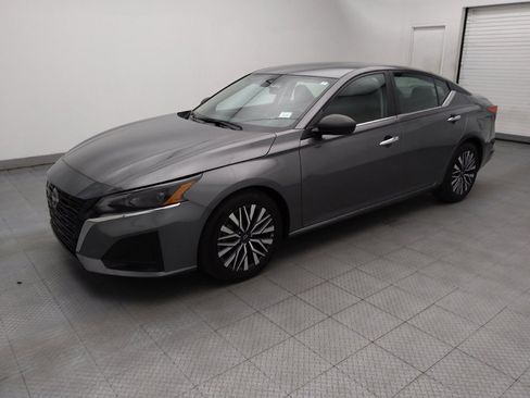 Used 2025 Nissan Altima 2.5 SV FWD image 2