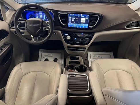 Used 2021 Chrysler Pacifica Touring-L w/ Uconnect Theater Family Group AWD/4WD image 9