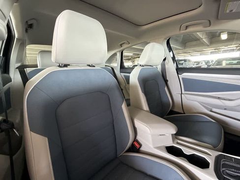 Used 2025 Volkswagen Jetta SE FWD image 27
